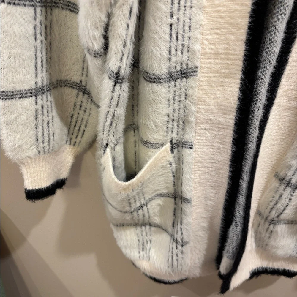 Heartloom Cream and Black Knit Cardigan - Picture 7 of 7